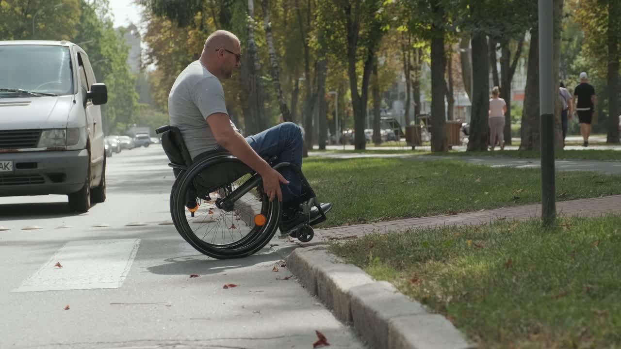hombre con discapacidad en silla de ruedas cruzando la calle