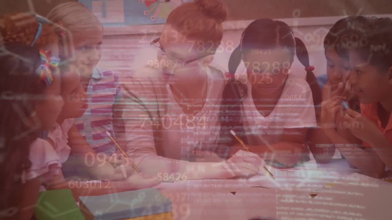 학교에서 학생들을 가르치는 백인 여성 교사에 대한 데이터 처리의 애니메이션