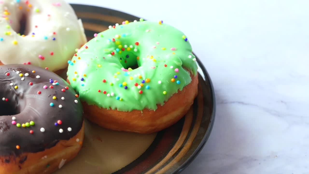 Una varietà di deliziose ciambelle