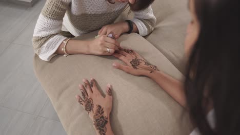 aplicación de tatuaje de henna