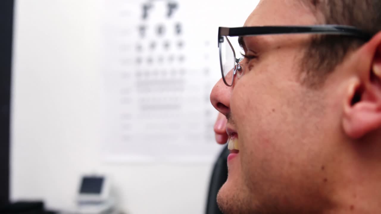 una optometrista prescribiendo gafas a un paciente