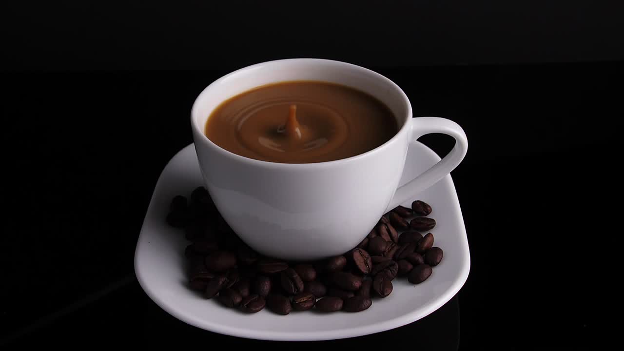 원두 커피와 커피 한잔