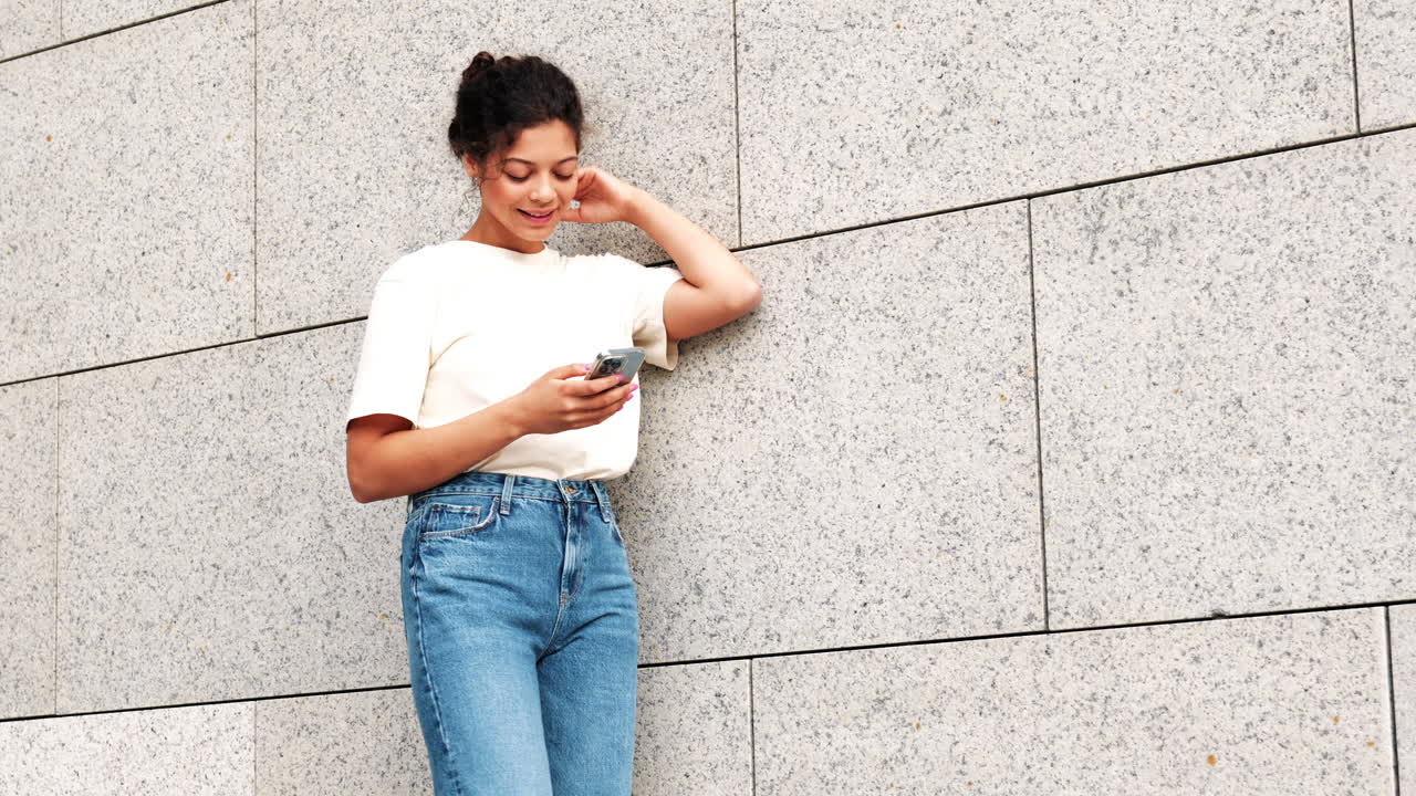 Donna che per mezzo del telefono all'aperto