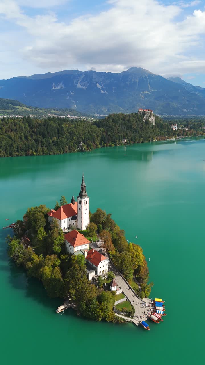 Aerea verticale, isola di Bled con 99 scalini e chiesa di Borque con castello di Bled