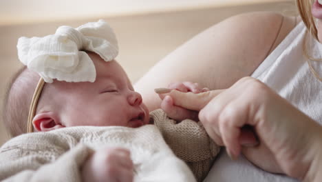 madre sosteniendo a su bebé recién nacido