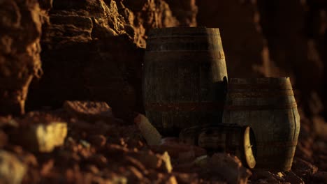 viejos barriles de vino vintage de madera cerca de la pared de piedra en el cañón