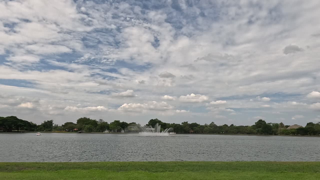 간적 인 물 분수 를 가진 평온 한 호수
