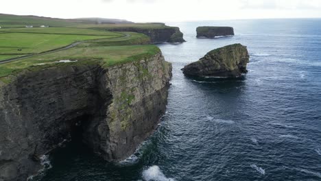 Acantilados-De-Kilkee-En-Irlanda,-Con-Exuberantes-Paisajes-Verdes-Y-El-Océano-Atlántico,-Vista-Aérea