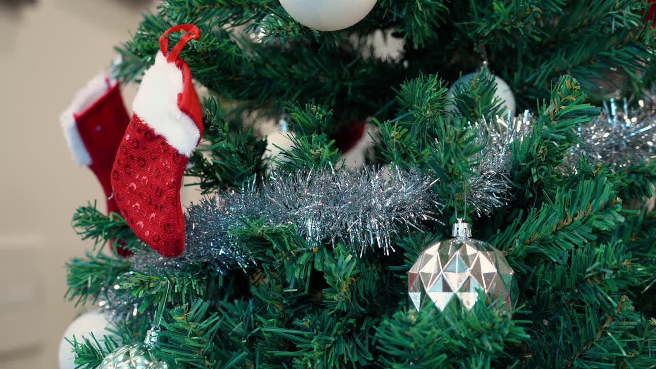 un primer plano de las decoraciones de navidad en un árbol de navidad