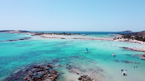 Antena-Cinematográfica-Sobre-Las-Aguas-Tropicales-De-La-Playa-De-Elafonissi,-Creta,-Grecia