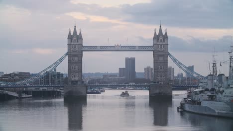 Verkehr-über-Die-Tower-Bridge-London-An-Einem-Bewölkten-Abend