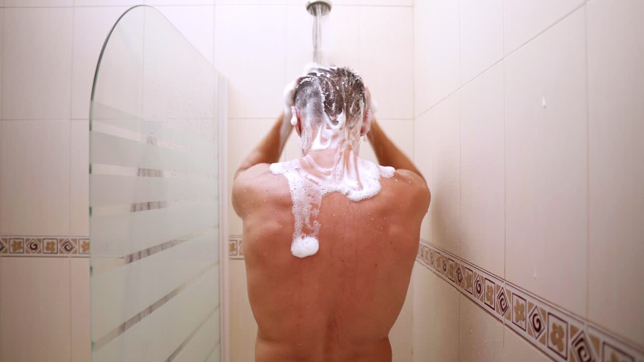 hombre tomando una ducha.