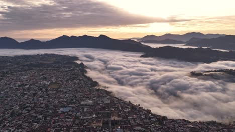 increíble vista aérea de un hiperlapso en zacatlán niebla blanca entrando en la ciudad