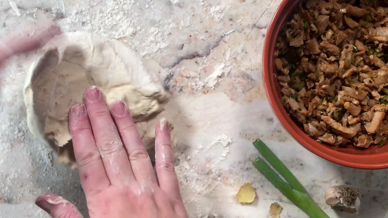 반죽을 반죽하여 찐빵 만들기