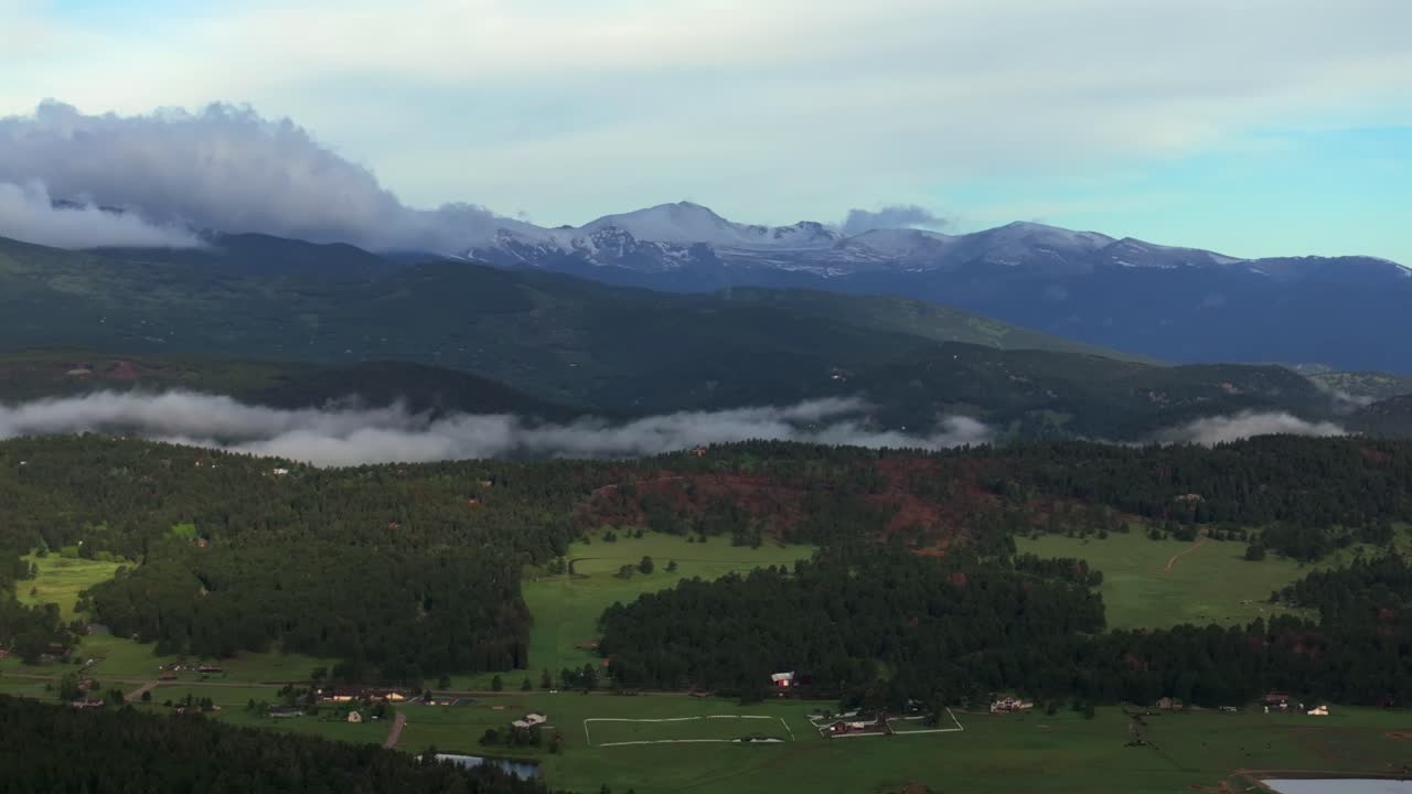 Nebelverhangene Front Range Rocky Mountains Mount Blue Sky Evans Ausläufer Tal von Evergreen Colorado Luftaufnahme Drohne Sommer Frühling Marshdale Koniferen Bailey Arapaho National Forest Morgen Wolken Schwenk nach rechts