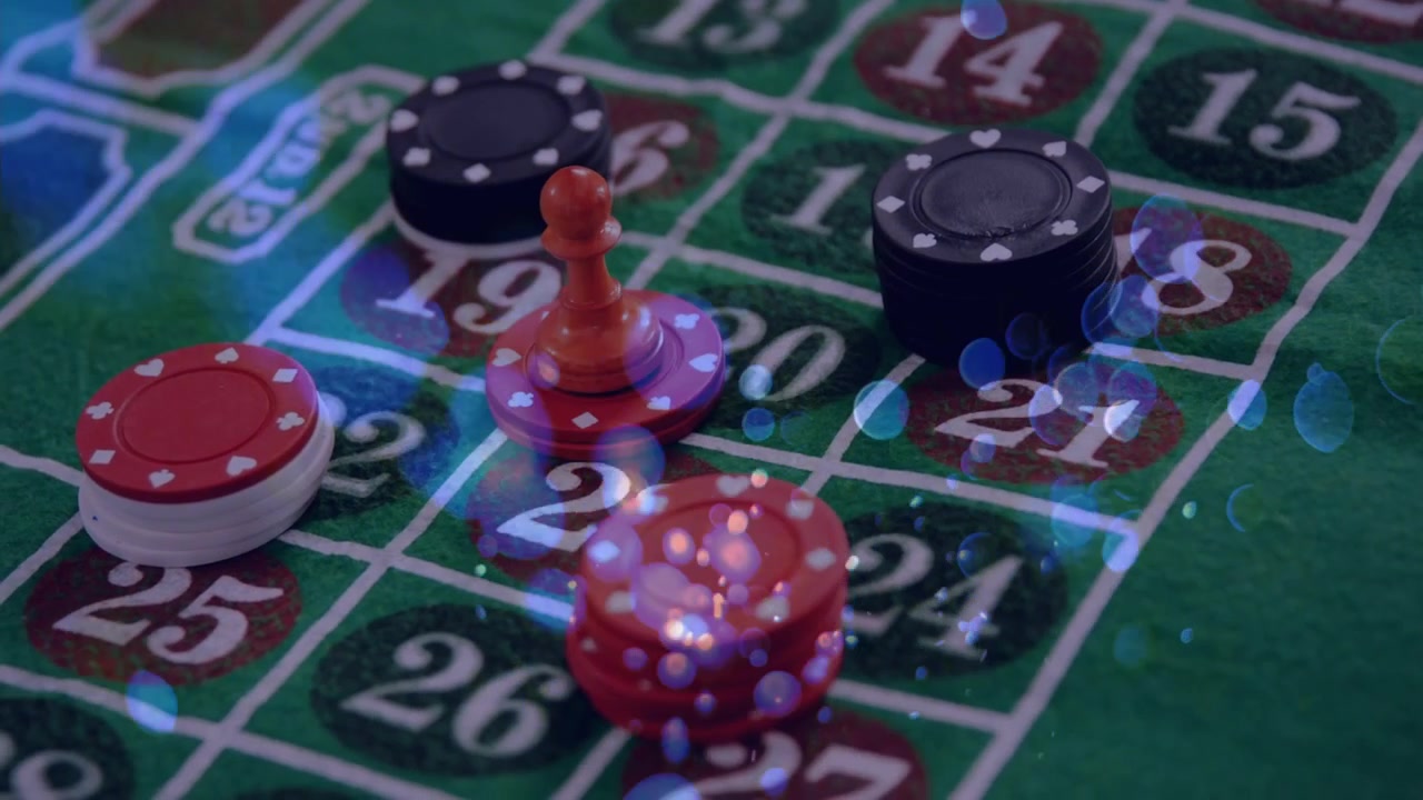 Animazione di punti luminosi su fiches da casinò su un panno verde