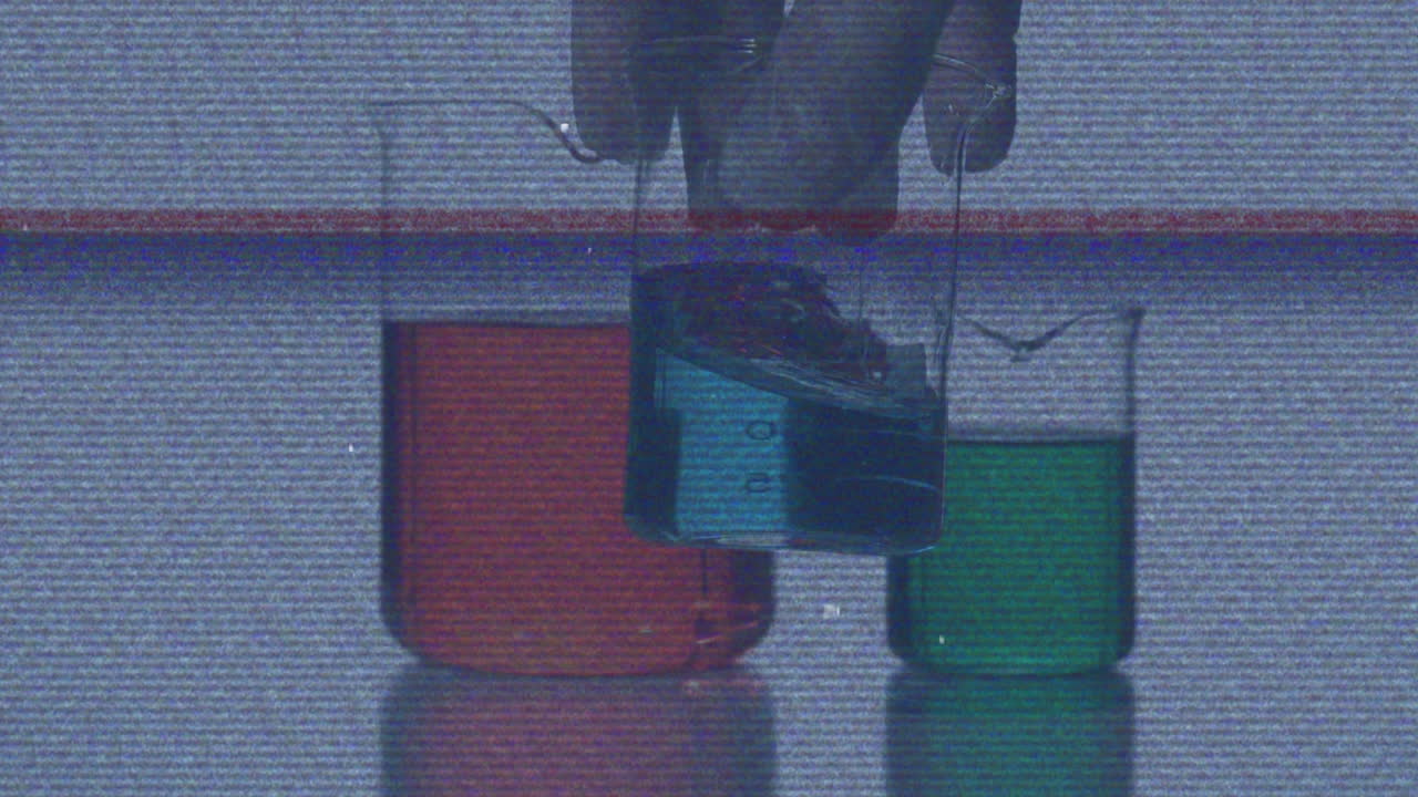 animación de un fallo en la mano en guantes de seguridad que sostienen reactivos químicos