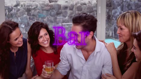 animatie van bar tekst over gelukkige diverse vrienden met drankjes