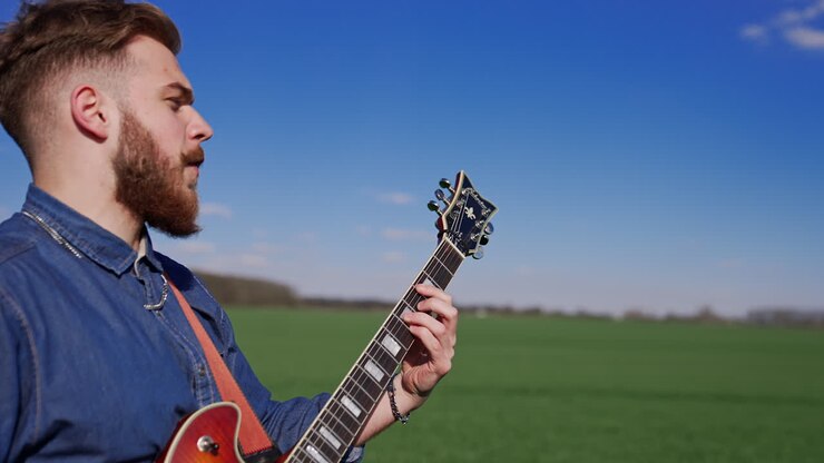 Açık Havada Elektro Gitar Çalan Adam