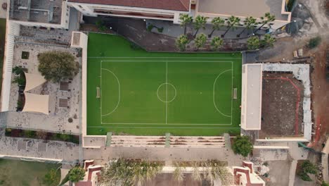 Bajando-La-Toma-Aérea-De-Un-Campo-De-Fútbol-En-España-En-Un-Cálido-Día-De-Verano