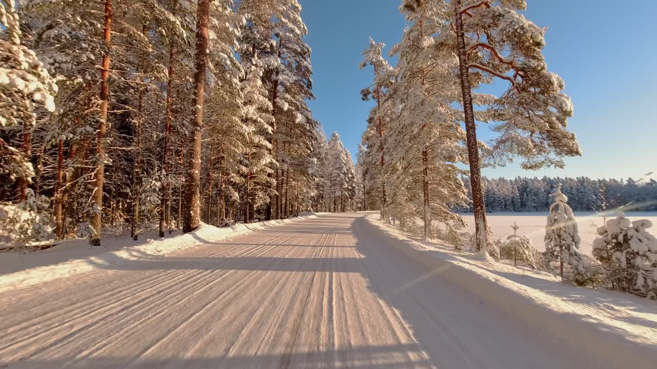 빙판과 눈이 인 봄의 경치가 아름답고 핀란드의 숲은 에 어져 있습니다.