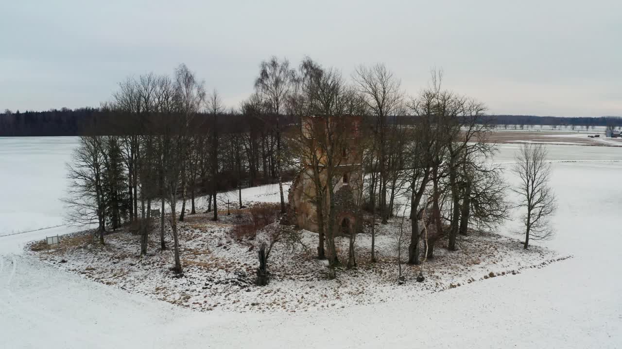 Vista aerea dei resti di un vecchio campanile di chiesa abbandonato in un inverno innevato