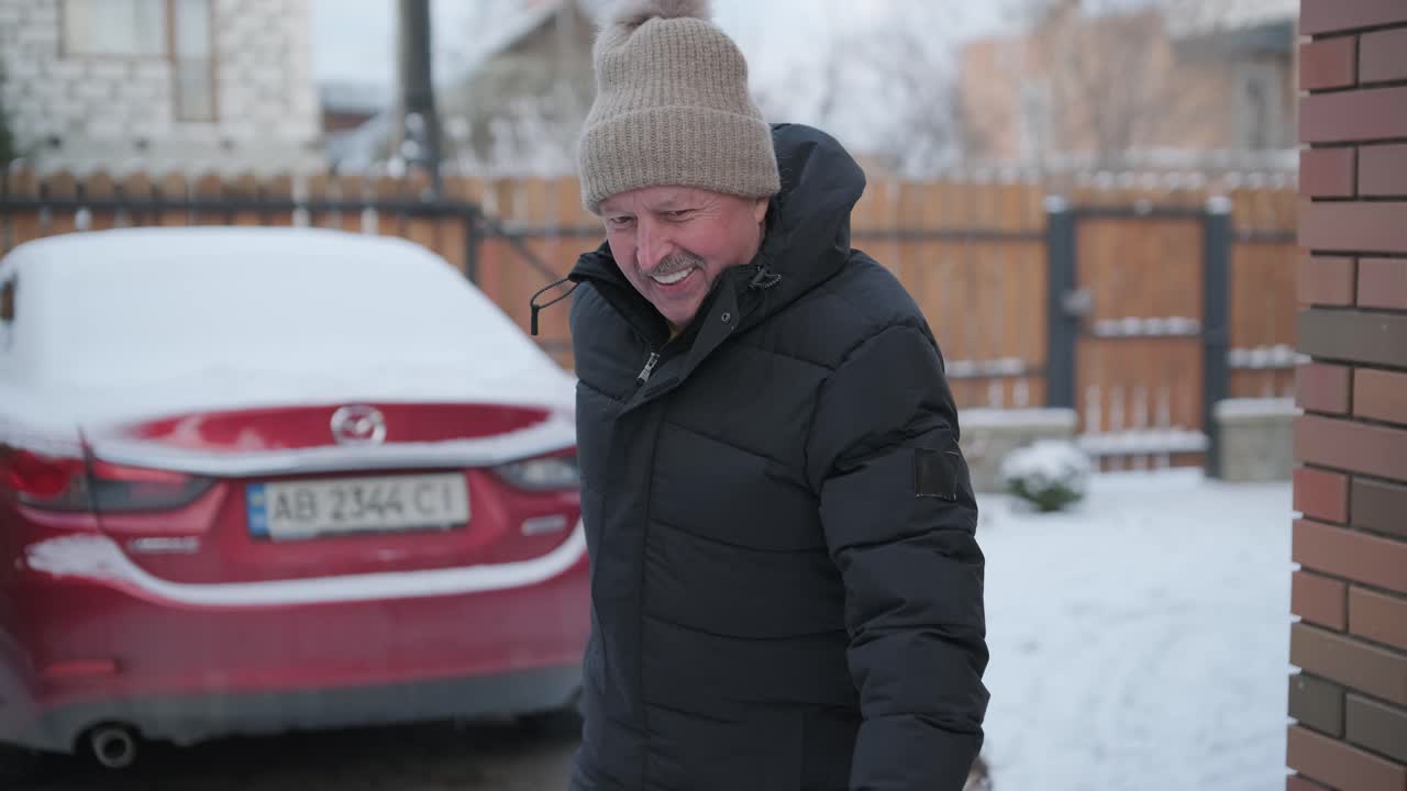 abuelo y nieta divirtiéndose en la nieve