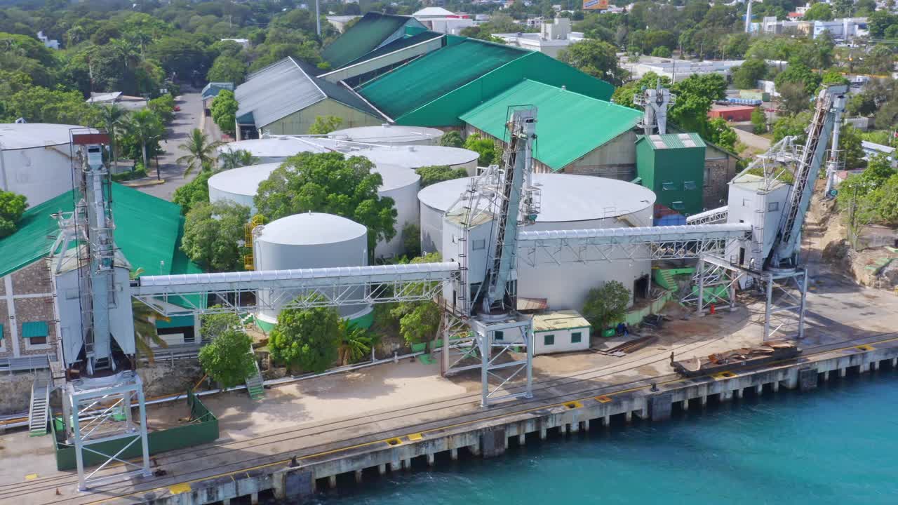 la romana 항구, 무인 항공기에서 곡물을 선박으로 옮기는 선적업자