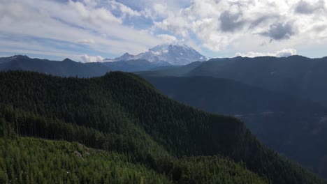 Spektakulärer-Mount-Rainier-Aerial-Reveal-An-Einem-Bewölkten-Tag-Tilt-Up-Shot