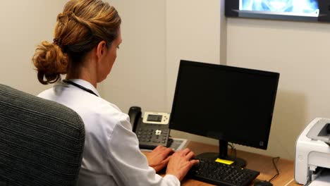 Female-doctor-examining-an-x-ray