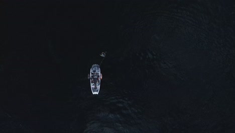 Top-Down-Shot-Of-A-Wakeboarder-And-Speedboat-Getting-Ready-For-Wakesurfing-In-The-Flathead-Lake,-Montana---aerial