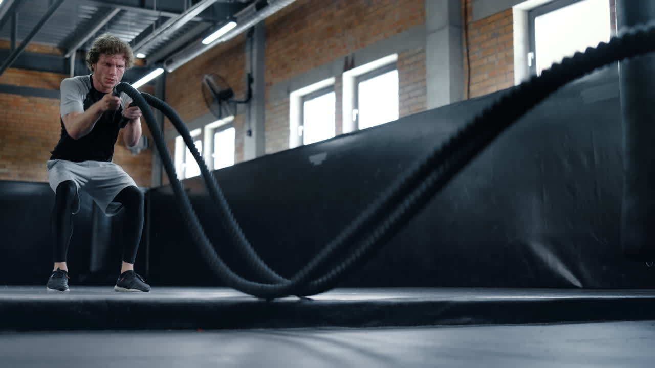 스포츠 클럽 에서 로프 를 사용 하여 훈련 하는 불안 한 박스 선수