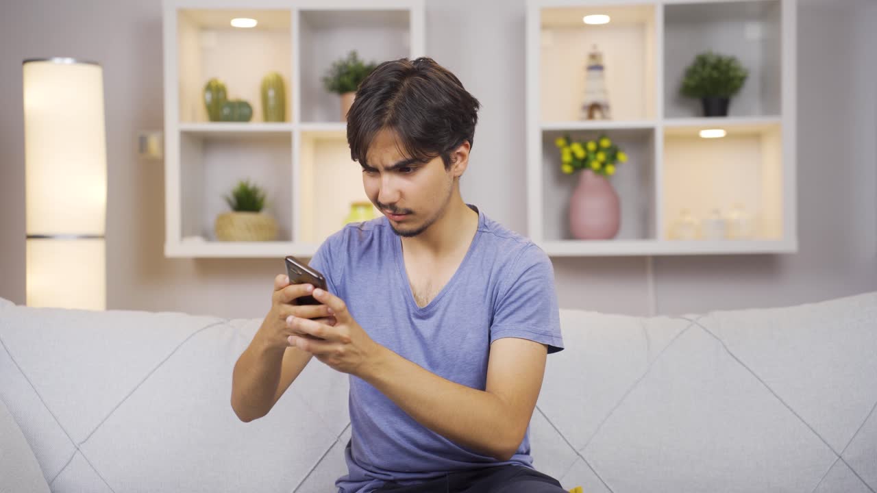 전화로 이야기하는 남자의 전화가 충전되지 않습니다.