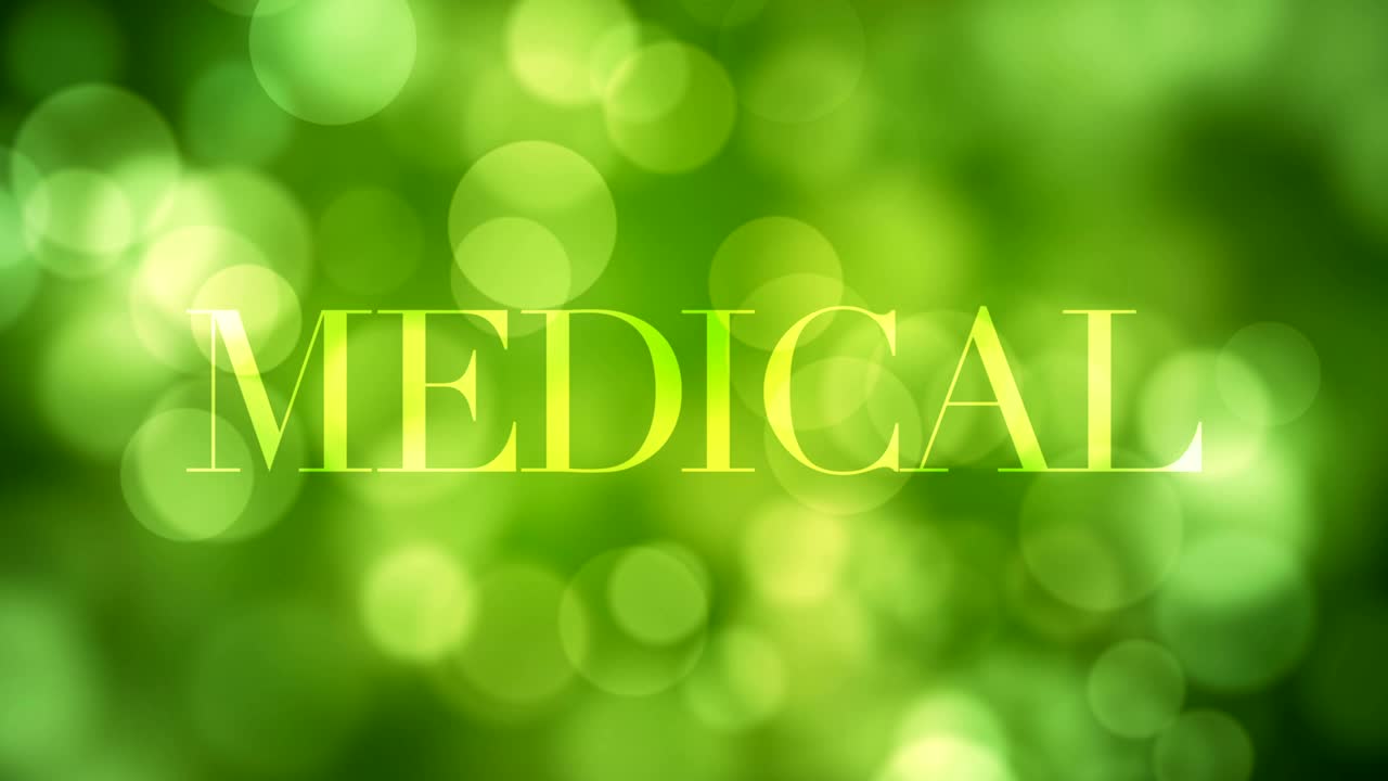 Testo 'Medical' che appare e si dissolve dopo un po' con luci verdi scintillanti in movimento, riflessi di luce sfocati su uno sfondo bokeh verde ripetibile. Video concettuale su vita sana, medicina, foresta.