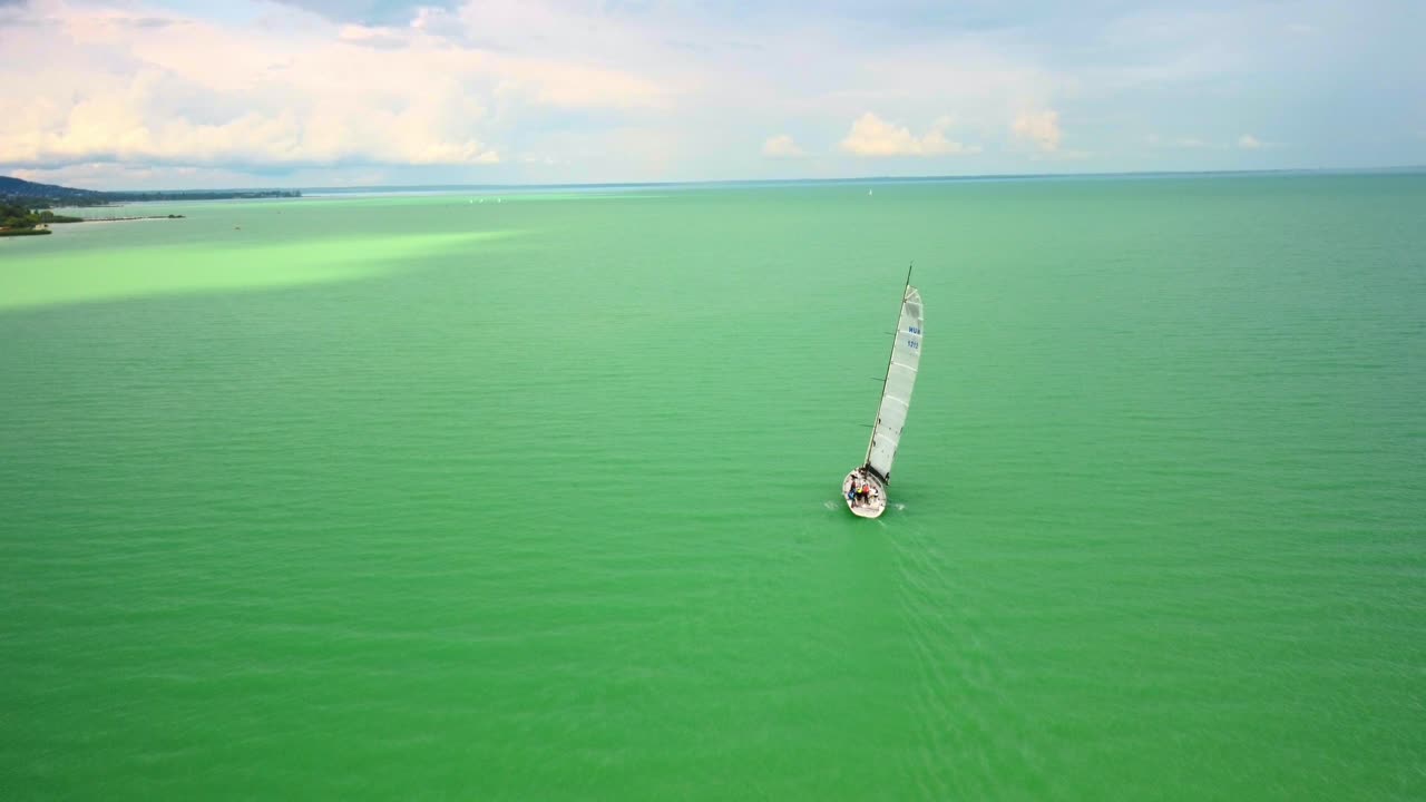 여름에 블루 레이크 발라톤  ⁇ 가리에서 항해 보트 4k