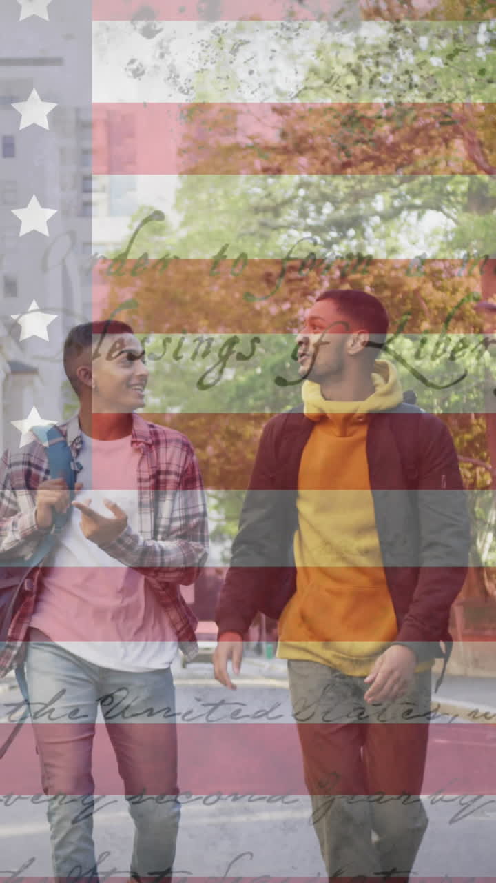 미국 국기 와 헌법 의 애니메이션 이 도시 에서  ⁇ 고 있는 두 인종 의 남성 부부 를 가리킨다