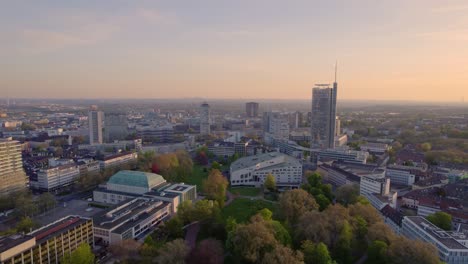 el horizonte de la ciudad de essen, el teatro y el parque al amanecer, vista aérea hacia atrás, área del ruhr alemania