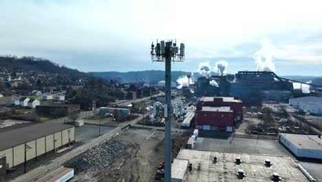 Órbita-Aérea-Alrededor-De-La-Torre-Celular-En-La-Ruinosa-Ciudad-De-Acero-En-Pensilvania