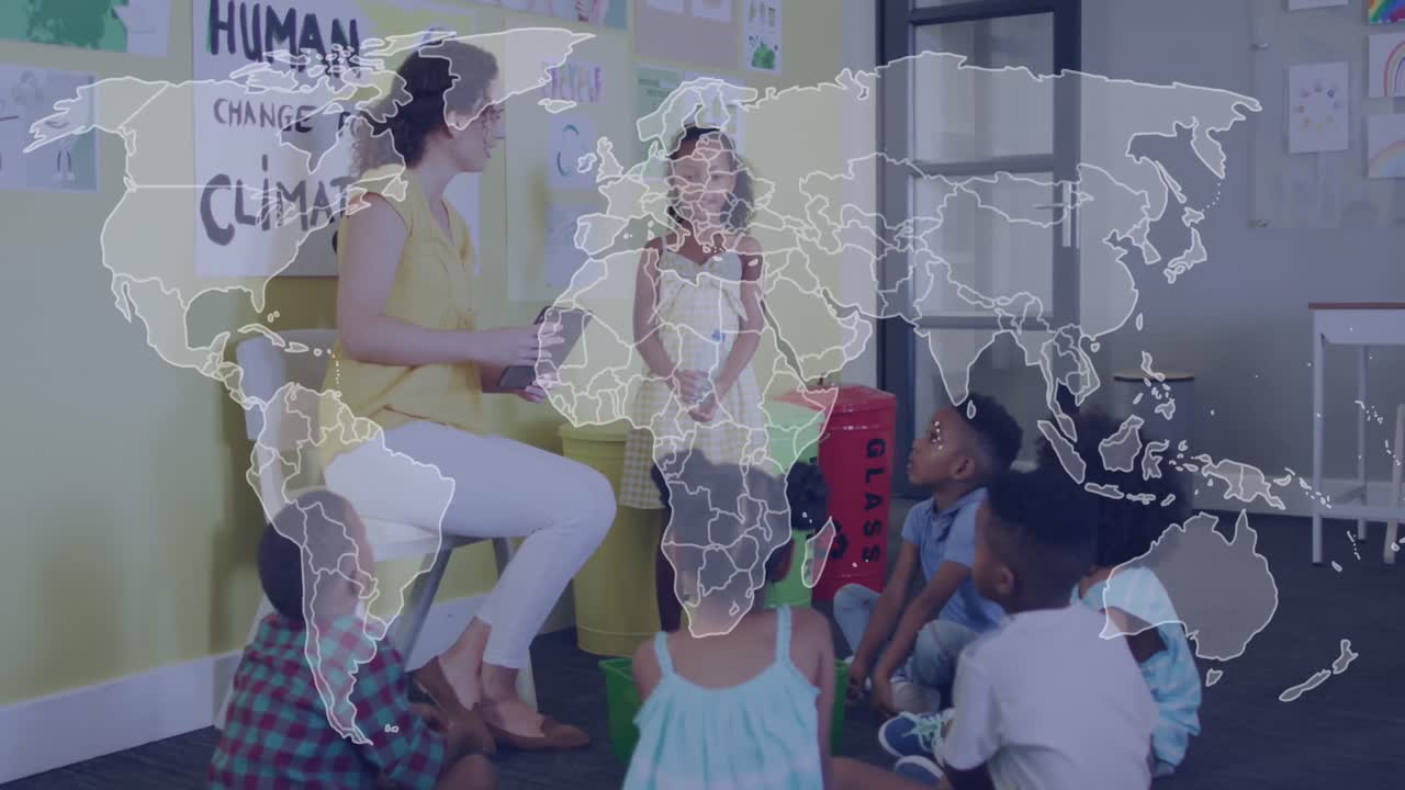 animación del mapa del mundo sobre una feliz maestra diversa con tableta y alumnos en la clase de ecología