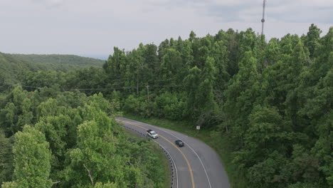 Imágenes-Aéreas-Cercanas-Y-Rápidas-De-Una-Carretera-Montañosa-Con-Curvas-Entre-Las-Verdes-Montañas-Y-Valles-Brumosos-Del-Sur-De-Virginia