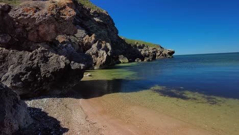 Ofrece-Un-Panorama-Sereno-Desde-Los-Acantilados,-Abrazando-La-Tranquila-Belleza-Del-Mar-De-Azov