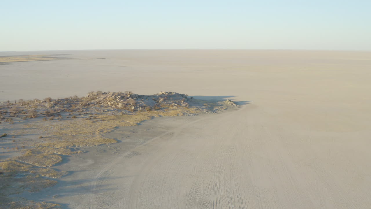 toma de drone de una atracción turística salvaje única y vacía en la isla de kubu, makgadigadi pans botswana.