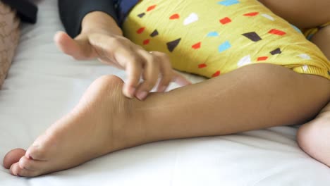 niña que sufre de picazón en la piel, de cerca