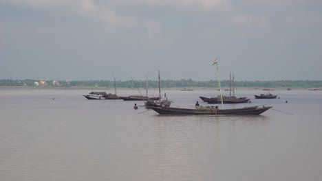 El-Río-Ganges-Lleva-Una-Gran-Cantidad-De-Sedimentos-Junto-Con-El-Agua-En-Su-Largo-Flujo-Que-Se-Ha-Congelado-En-La-Desembocadura-Del-Río,-La-Hendidura-Se-Ha-Convertido-En-Un-Problema-En-La-Desembocadura-Del-Ganges