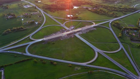 ruta europea e 67, vista aérea de los automóviles que circulan por el camino báltico al atardecer cerca de panevezys en lituania