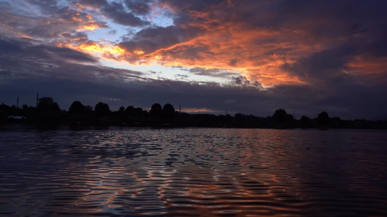 una vista del hermoso paisaje nublado sobre el lago sereno durante la puesta de sol