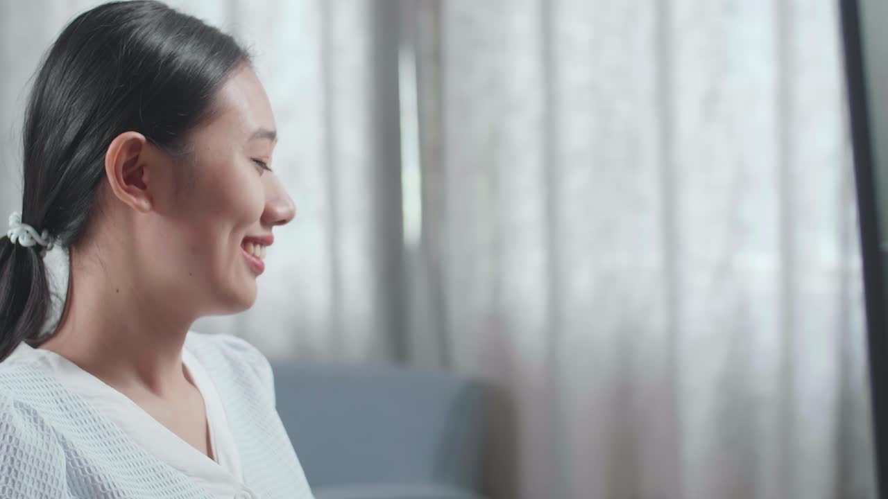 집에서 데스크에서 일하는 동안 커피를 마시는 하우스 모델과 함께 아시아 여성 엔지니어의 클로즈업