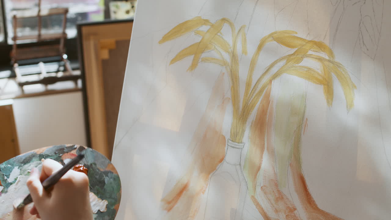 캔버스에 그림을 그리는 예술가