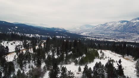 Vista-Aérea-Del-Impresionante-Paisaje-De-Kamloops-Desde-La-Autopista-97-Entre-Kamloops-Y-Vernon