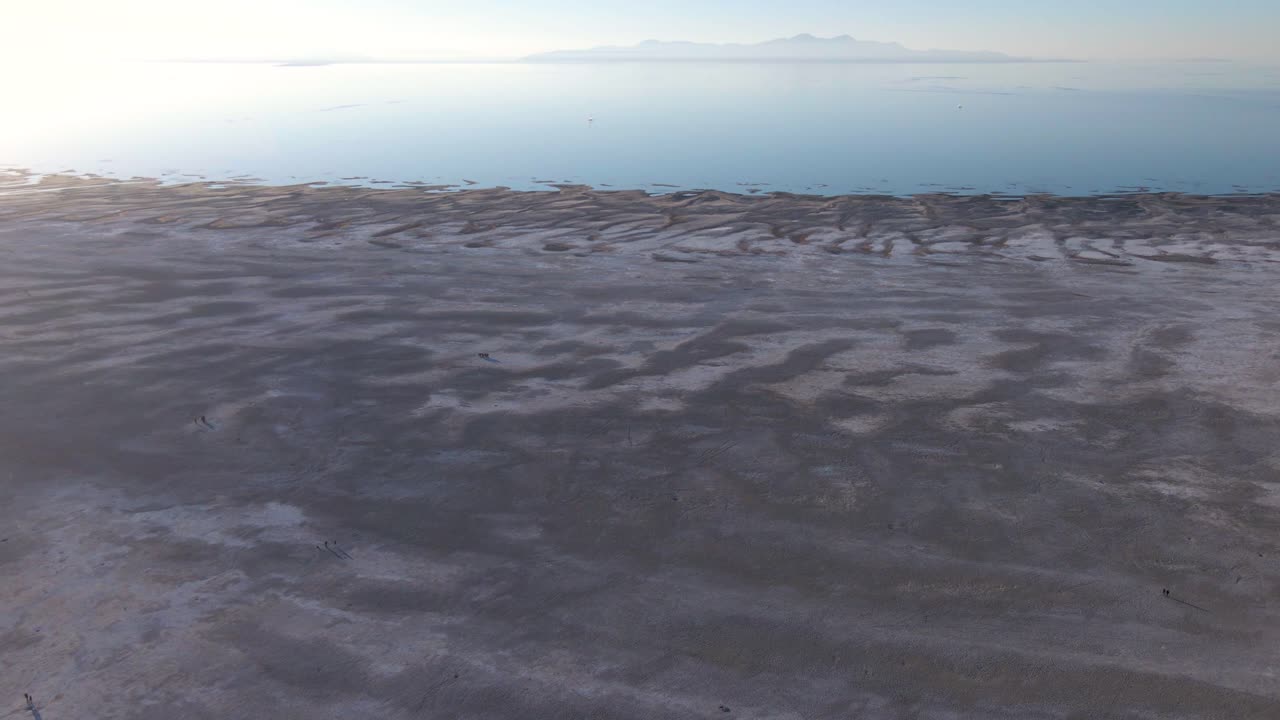 아침에 잔잔한 물과 밝은 푸른 하늘을 가진 그레이트 솔트 레이크의 경치 좋은 전망
